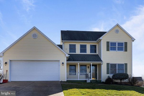 Attached, Exterior, Facade, Farmhouse