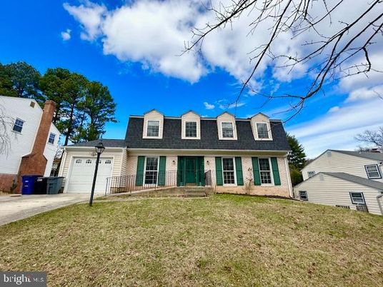 Attached, Exterior, Facade, Cape Cod