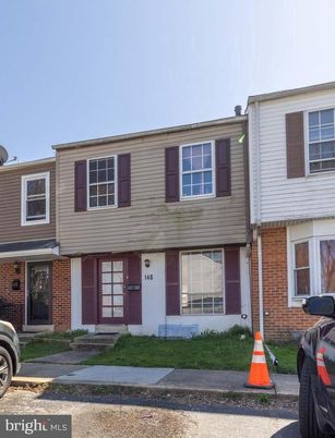 Exterior, Facade, Brick Facade, Rowhouse