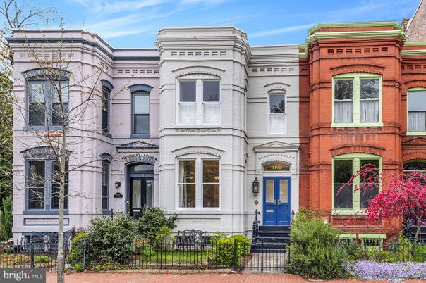 Exterior, Facade, Rowhouse