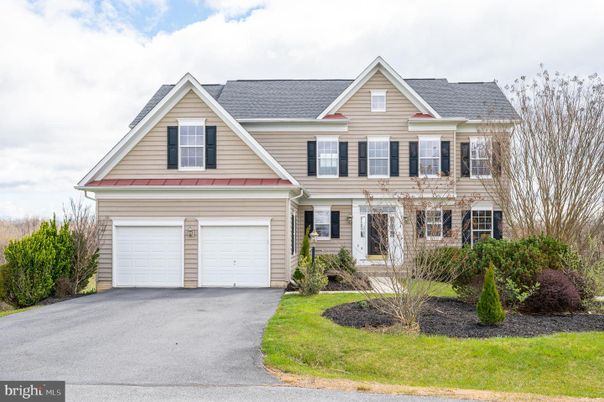Attached, Exterior, Facade, Farmhouse