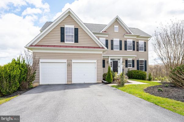 Attached, Exterior, Facade, Farmhouse