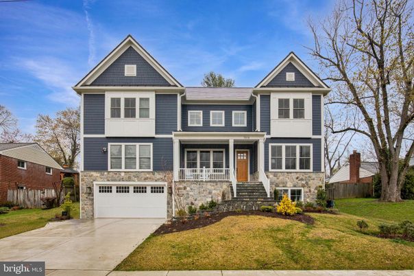Attached, Exterior, Facade, Queen Anne Victorian