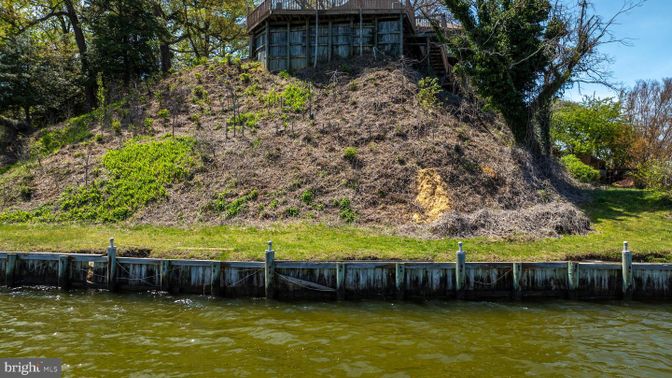 Exterior, Lake