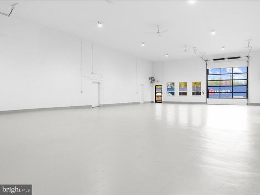 Empty room, Garage, Interior, Recessed Lighting