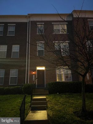 Exterior, Facade, Brick Facade, Rowhouse