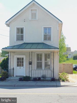 Exterior, Facade, Farmhouse