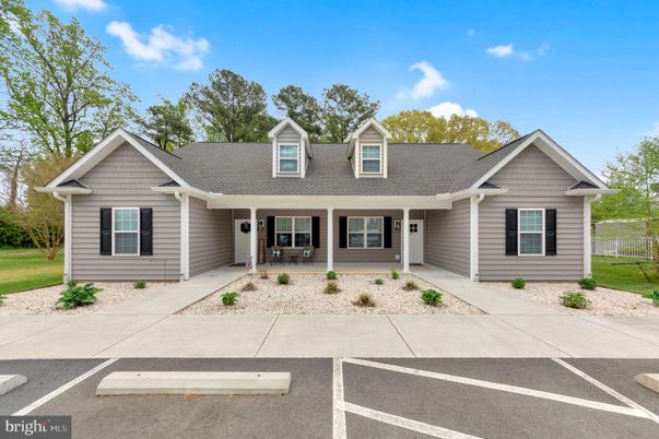 Exterior, Facade, Ranch