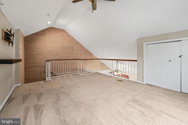 Empty room, Interior, Recessed Lighting, Wooden Walls