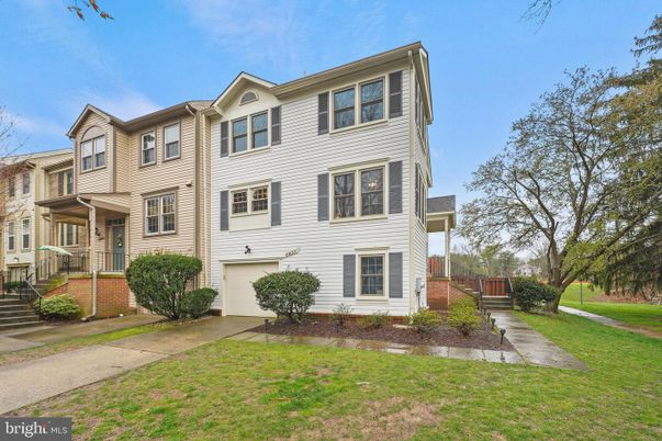 Attached, Exterior, Facade, Rowhouse