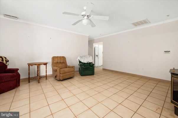 Empty room, Interior