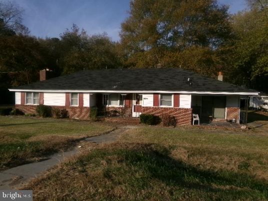 Backyard, Exterior, Facade, Brick Facade, Ranch