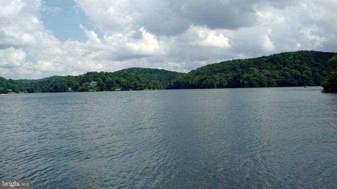 Exterior, Lake