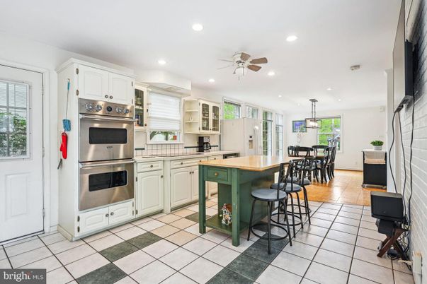 Dining room, Interior, Kitchen, Pendant Lights, Recessed Lighting, Stainless Steel Appliances