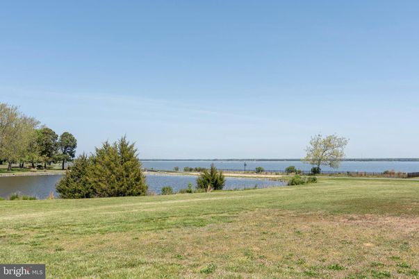 Exterior, Lake