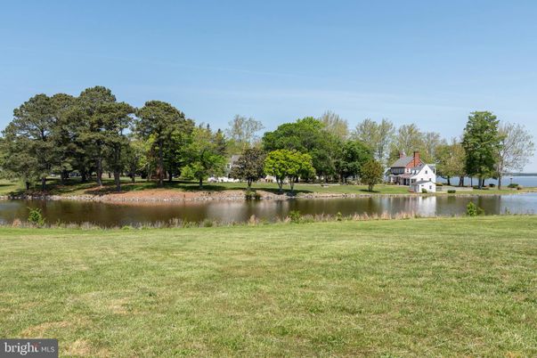 Exterior, Lake
