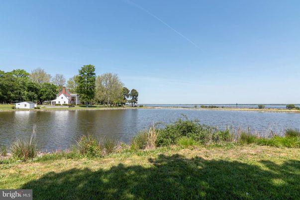 Exterior, Lake