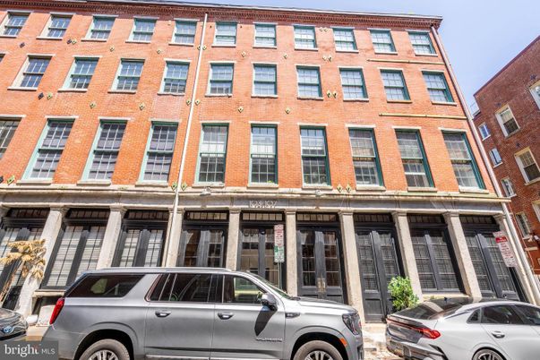 Exterior, Facade, Rowhouse
