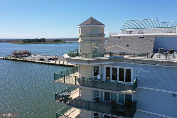 Exterior, Lake