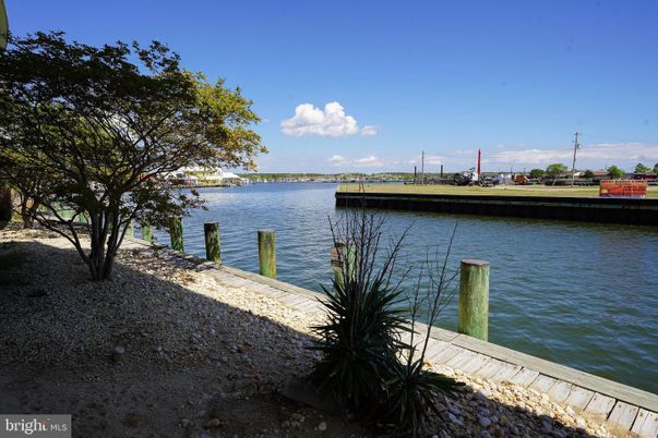 Exterior, Lake