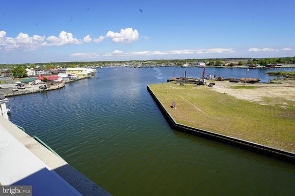 Exterior, Lake