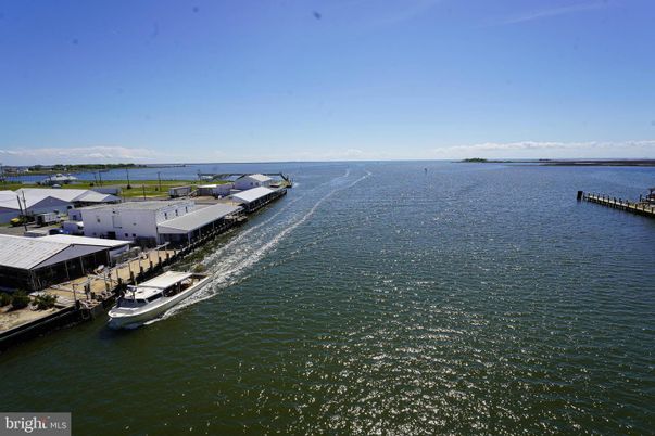 Exterior, Lake