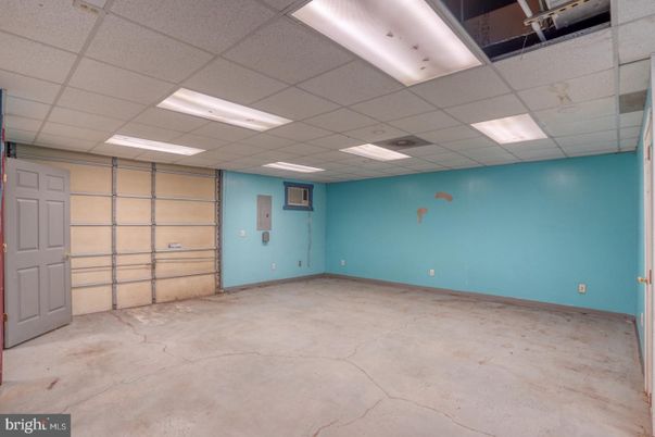 Empty room, Garage, Interior, Recessed Lighting