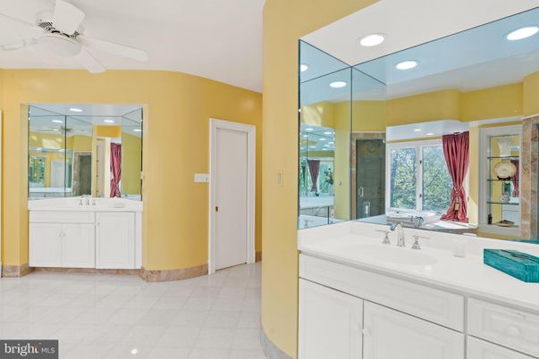 Bathroom, Dual Sink Vanities, Interior, Recessed Lighting