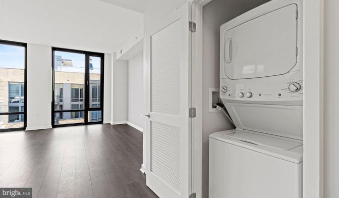 Interior, Utility Closets, Washer, Wood Texture Flooring