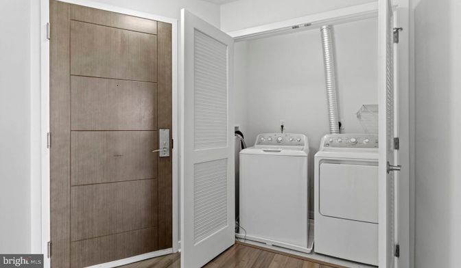 Interior, Utility Closets, Washer, Wood Texture Flooring
