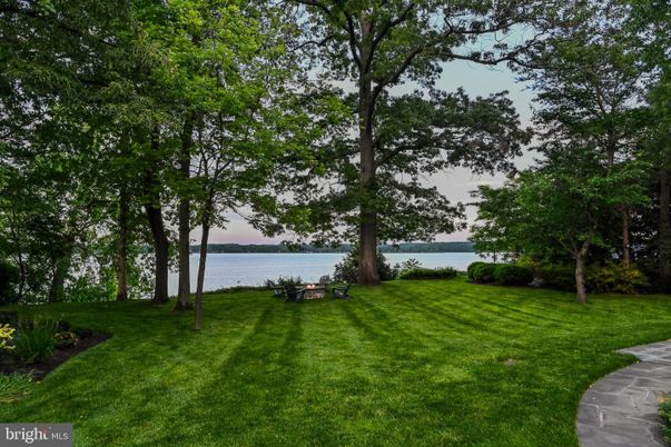 Exterior, Lake