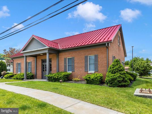Exterior, Facade, Brick Facade, Brick Traditional