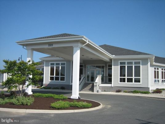 Exterior, Facade, Ranch