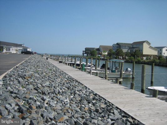 Exterior, Lake
