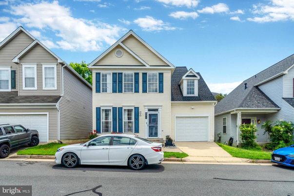 Attached, Exterior, Facade, Rowhouse