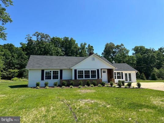 Backyard, Exterior, Facade, Ranch