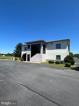 Exterior, Facade, Ranch
