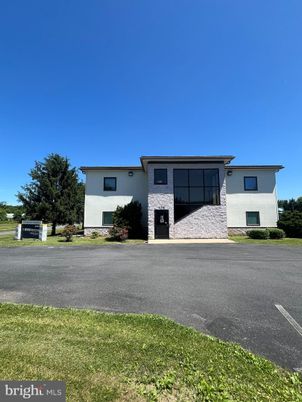 Exterior, Facade, Modern