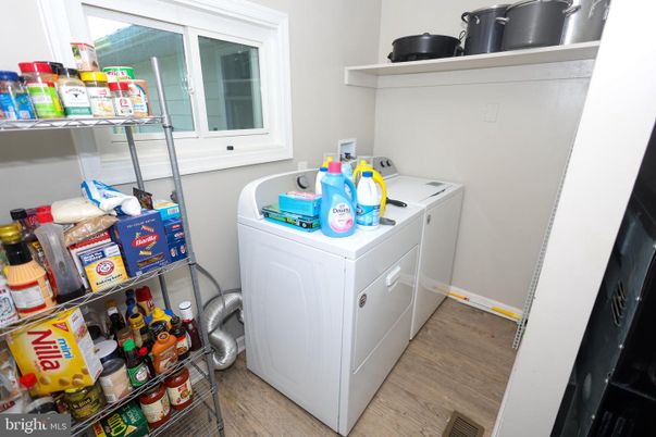 Interior, Washer, Wood Texture Flooring