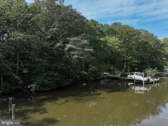 Exterior, Lake