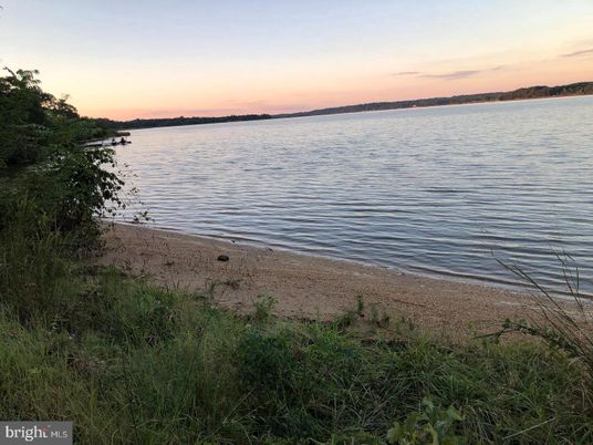 Exterior, Lake