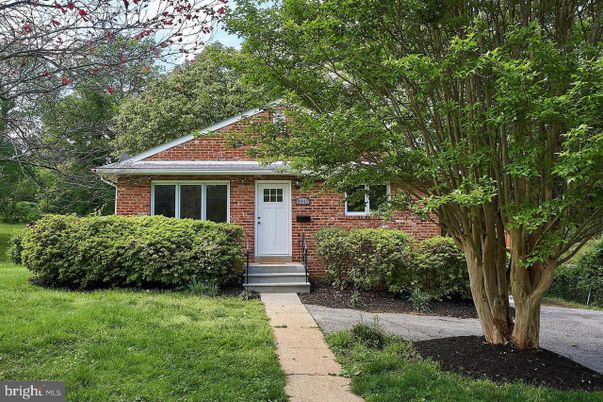 Exterior, Facade, Brick Facade, Cape Cod