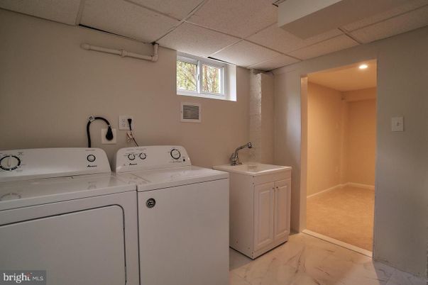 Interior, Marble, Recessed Lighting, Washer