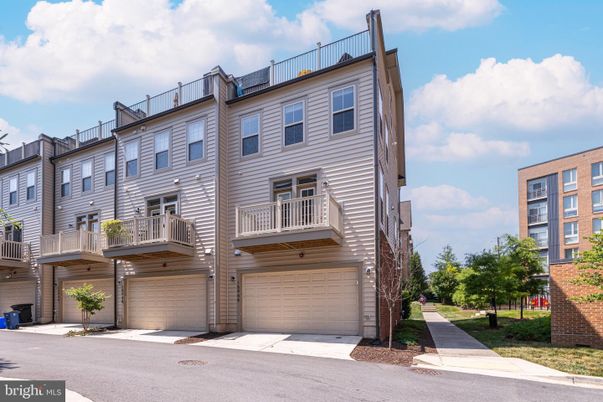 Attached, Exterior, Facade, Rowhouse