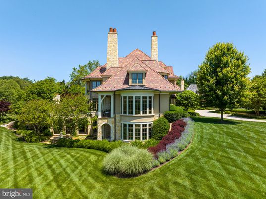 Backyard, Exterior, Facade, Queen Anne Victorian