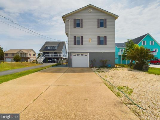 Attached, Exterior, Facade, Split Level