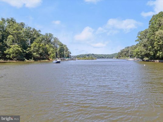 Exterior, Lake