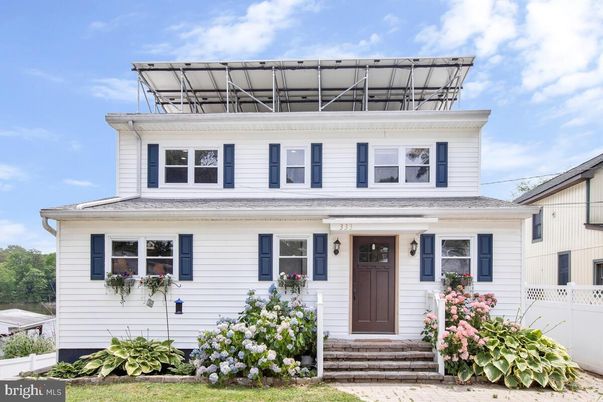 Exterior, Facade, American Foursquare