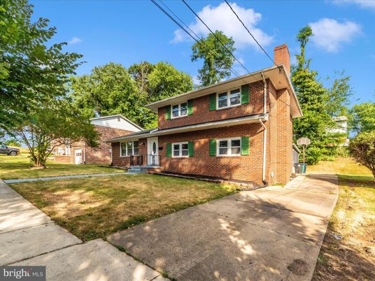 Exterior, Facade, Brick Facade, American Foursquare
