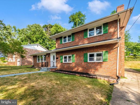Exterior, Facade, Brick Facade, American Foursquare